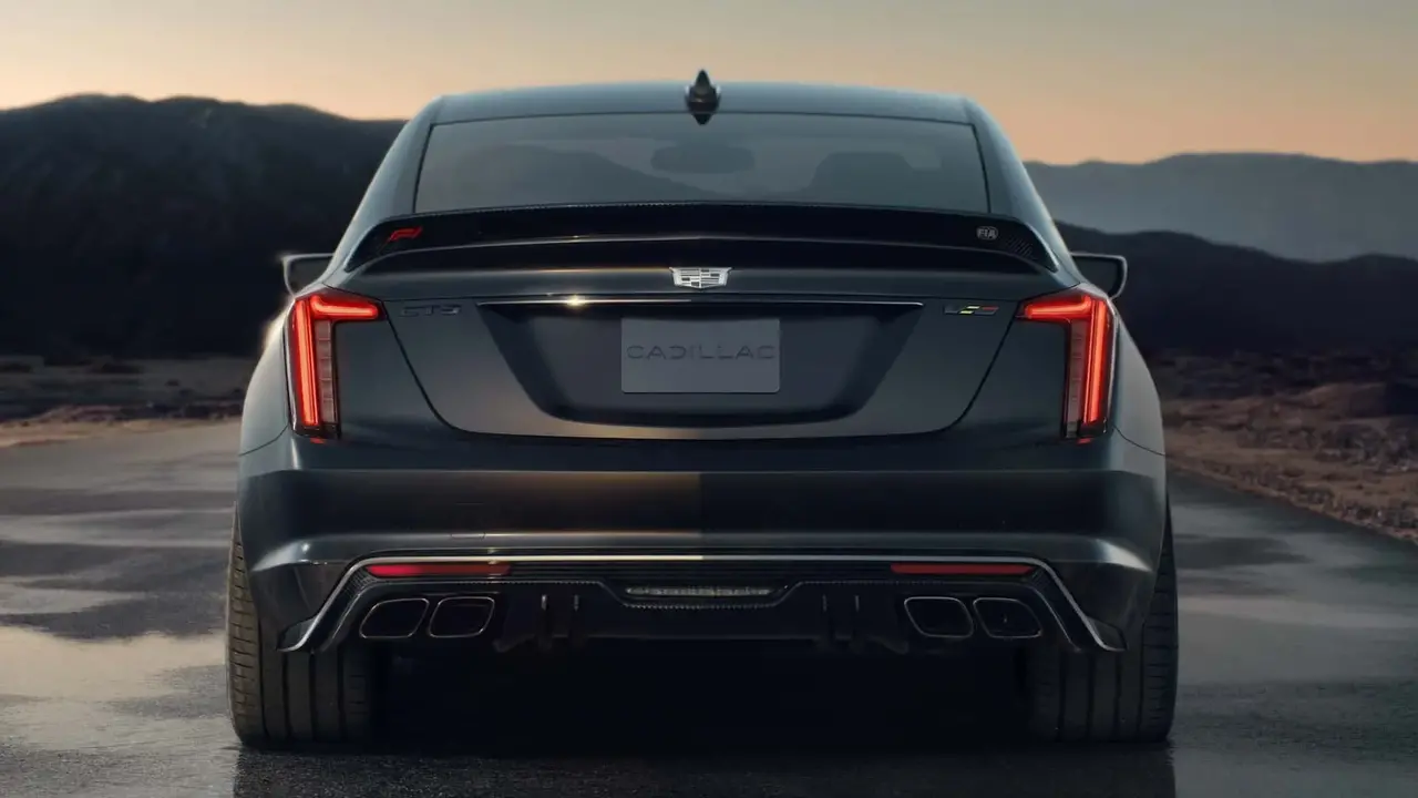 كاديلاك CT5-V بلاكوينغ F1 سلسلة المقتنيات: 685 حصانًا، ستة سرعات، و26 سيارة فقط في العالم.
